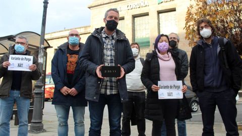 Arroxo, junto a varios concejales y el diputado Efr�n Castro, al llegar a A Coru�a tras dos horas y media de recorrido