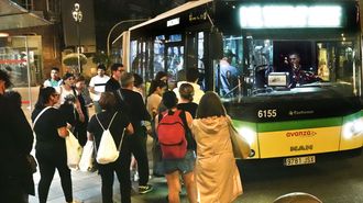 Jvenes de fiesta y trabajadores conviven en las lneas nocturnas de los autobuses de Vigo.