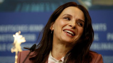 Juliette Binoche sonr�e durante su conferencia de prensa en la Berlinale