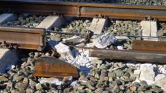 Una imagen clave. El carril roto, el n�mero 312592Y101, en una fotograf�a subida a redes el pasado domingo por el ministro de Transportes, �scar Puente. La investigaci�n apunta a que el descarrilamiento del tren Iryo en el kil�metro 318 de la l�nea Madrid-Sevilla se produjo por la rotura de una soldadura entre un carril en uso, fabricado en 1989, y otro nuevo, datado del 2023, e instalado hace poco m�s de medio a�o.