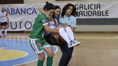 Sara Moreno, llevada por dos compa�eras, en una imagen de archivo