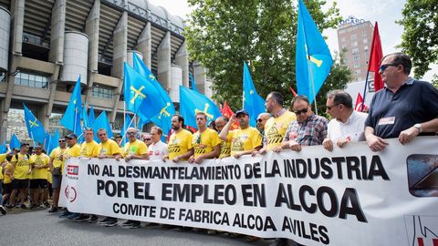 Casi medio millar de personas, entre ellas trabajadores de Alcoa, han recorrido la distancia entre el estadio Santiago Bernab�u y el Ministerio de Industria, Comercio y Turismo en un manifestaci�n