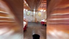 La rotura de un canal�n inund� un restaurante en Boiro