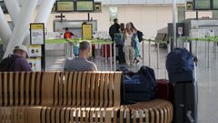 Viajeros, el 7 de agosto, en la zona de salidas del aeropuerto de Santiago-Rosal�a de Castro
