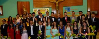 Los alumnos de Hijas de Cristo Rey, sonrientes, posan en las escaleras del centro educativo que tiene sus instalaciones en Oleiros. Por su parte, los estudiantes de 2.� de bachillerato del instituto de Adormideras celebraron en la Maestranza su fiesta de graduaci�n con los fastos correspondientes. 