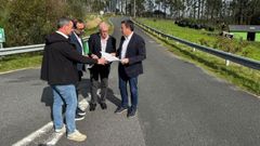 Formoso visit la zona de las futuras obras para el nuevo enlace de la AG-64 en As Pontes.