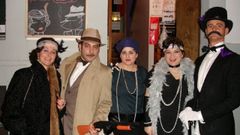 Asistentes a la celebraci�n ante el pub Atl�ntico, en una imagen de hace unos a�os.