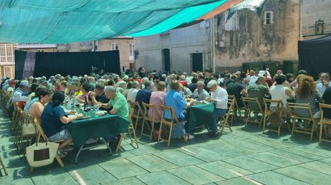 Más de 200 personas disfrutaron de la comida de la Festa da Bica en Trives.