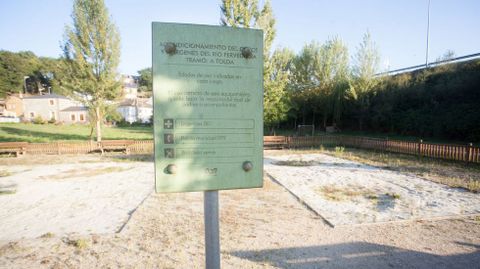 En el parque infantil de A Tolda de Castela (Lugo) no queda ning�n juego, aunque s� el letrero