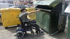 Tirar la basura es una pr�ctica de baloncesto y, para abrir el contenedor, es necesario usar un pie, por lo que una persona parapl�jica no podr�a.