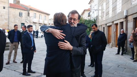 Mariano Rajoy recibe un abrazo de condolencia antes de oficiarse el funeral por su padre