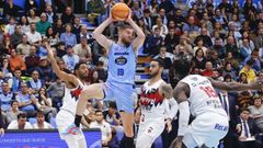 Mavra se eleva rodeado por jugadores contrarios para encontrar a alg�n compa�ero.