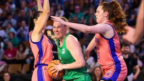 Melia y Mill�n en una acci�n defensiva de las ferrolanas. 