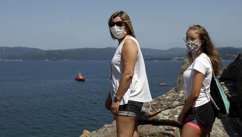 Amigos y conocidos de los tres ocupantes aportaron su grano de arena buscando a lo largo de la costa de Porto do Son