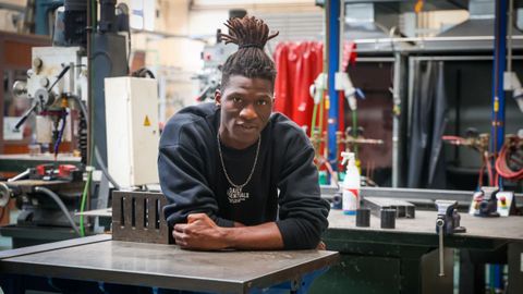 Moussa Samake, de 21 a�os, retratado en el taller de soldadura del CIFP Ferrolterra