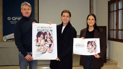 Pablo Ozo, flanqueado por el alcalde y la concejala de Turismo, durante la presentaci�n.