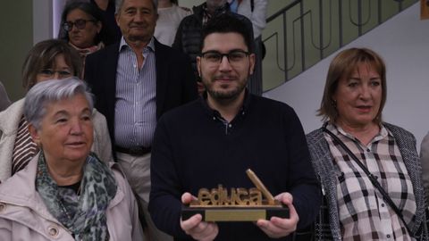 Alexandre Sotelino llev� en 2022 su premio a los profesores que le dieron clase de ni�o en el colegio Concepci�n Arenal de Ourense