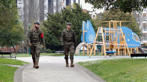 Soldados de la Unidad Militar de Emergencia patrullan un parque de Gij�n, durante el estado de alarma por la pandemia en 2020