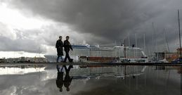 <span lang= es-es >M�s por mar</span>. A Coru�a ha crecido en los �ltimos a�os como destino de trasatl�nticos, que este a�o traen a 130.000 turistas. Los pr�ximos ma�ana, 1.800 viajeros, en el �Horizon�. 