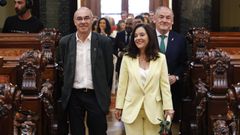 In�s Rey, en el centro, entra en el sal�n de plenos flanqueada por Francisco Jorquera (izquierda) y Miguel Lorenzo