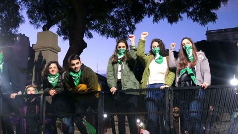 Manifestantes proabortistas y contrarios a la legalizaci�n se manifestaron frente al Parlamento de Buenos Aires durante el debate del proyecto del ley