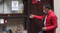 Hosteleros de Pontevedra han puesto esquelas para protestar por las restricciones