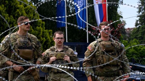 Soldados estadounidenses de la misin de la OTAN en Kosovo custodian un edificio municipal en la localidad de Leposavic