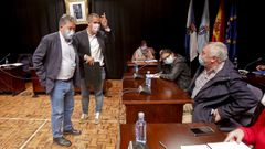 Fern�ndez Lores y Rafa Dom�nguez, de pie, en un pleno de octubre del 2020 en el  Teatro Principal de Pontevedra