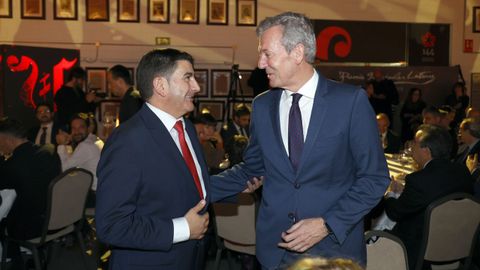 Pedro Blanco, delegado del Goberno en Galicia, saludando al presidente de la Xunta