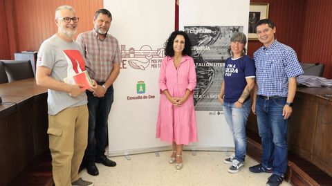 Miro Villar, V�ctor Casti�eira, Margarita Lamela, Mar�a Lado e Modesto Fraga, este venres na comunicaci�n do fallo do xurado do certame literario 