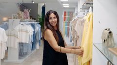 Gloria Iglesias en su tienda La Pera en Ourense, todas las prendas cuestan lo mismo 12,90 euros precio �nico