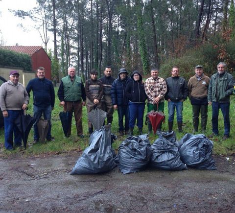 Los participantes posan al final de la jornada de limpieza