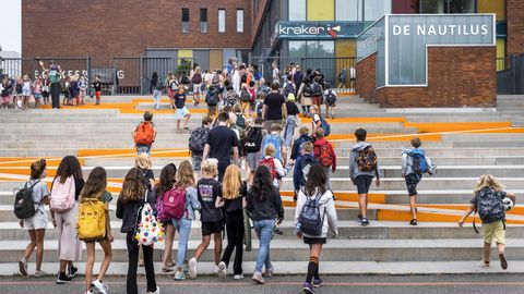 Jvenes entran en una escuela de Amsterdam, en el primer da de colegio