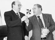 Los alcaldes, intercambiando obsequios