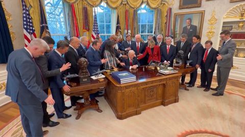 Oraci�n de Trump junto a una veintena de l�deres religiosos en la Casa Blanca