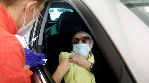 Una mujer acude al autovac de Gij�n para inocularse contra el coronavirus