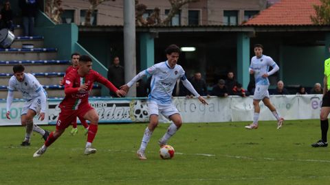 Juanma controla el bal&oacute;n en un lance del partido del pasado domingo en Barra&ntilde;a.