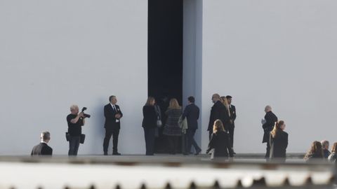 Moiss Jorge Naranjo, gerente del Consorcio de Turismo y Congresos de A Corua, en el centro con gafas; otro de los invitados a la presentacin de la exposicin sobre Helmut Newton.