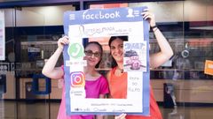 Las chicas de Loter�as Prada posan con el �photocall�