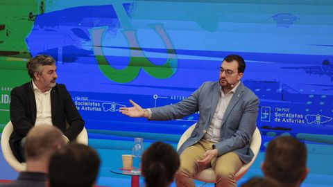 El secretario general de la FSA-PSOE y presidente del Principado, Adri�n Barb�n, junto al consejero de Movilidad, Medio Ambiente y Gesti�n de Emergencias, Alejandro Calvo (i), durante su intervenci�n en el acto 'Asturias gana en movilidad', organizado este s�bado por la formaci�n socialista