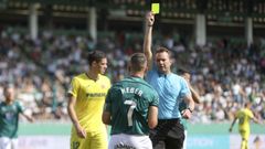 H�ber protesta una tarjeta en el partido entre el Racing y el Villarreal B.