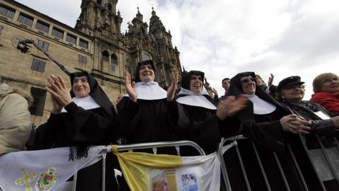 Un grupo de monjas celebran la llegada de Benedicto XVI a la plaza del Obradoiro.