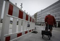 Las vallas siguen en la Marina para limitar el tr�fico aunque la obra est� terminada. 