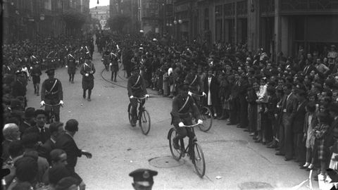 Esta fotografa de Constantino Surez muestra el paso de las bicicletas en el desfile de tropas del 14 de abril de 1934