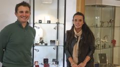Patricia L�pez Pena y �scar L�pez Est�vez posan entre los escaparates de su joyer�a.