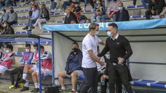 Iv�n Carril y Cristian P�rez se saludan en el primer derbi de la temporada, disputado en Barra�a