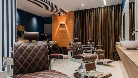 Los diferentes materiales, texturas y colores utilizados en la decoración de la barbería Crooner hacen que el lugar sea acogedor