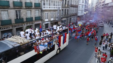Fiesta del ascenso de la UD Ourense. El autob�s del equipo se encuentra con los primeros aficionados en la r�a Progreso.