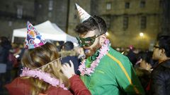Una pareja recibiendo el a�o pasado la entrada del 2018 en la plaza del Obradoiro
