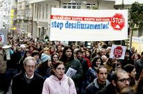 Los compostelanos salieron a la calle para frenar los desahucios hipotecarios.